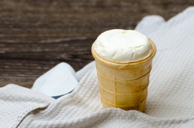 Dondurma külahı ahşap bir masa üzerinde