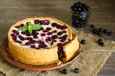 süzme peynir ve çuval bezi kumaş üzerine çilek ile tart