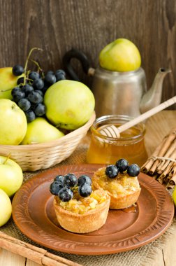 elma, üzüm ve bal ile tartlets