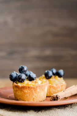 tartlets elma, üzüm ve tarçın bir kil plaka üzerinde