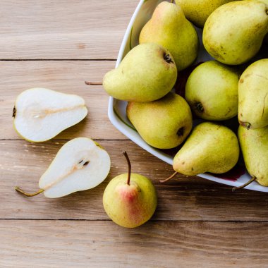 bir kase ve armut devrede de bir ahşap zemin üzerine armut