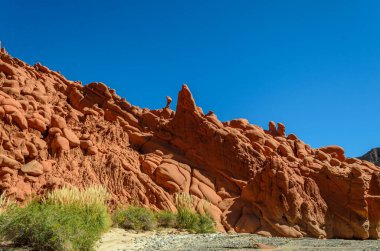 Unique smooth and rounded red sandstone formations at the Cuevas de Acsibi between Cachi and Cafayate, Argentina