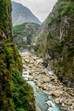Taroko Ulusal Parkı, Tayvan 'daki Zümrüt nehirleri ve Swallow Grotto ve Yanzikou Patikası' nın yüksek uçurumları
