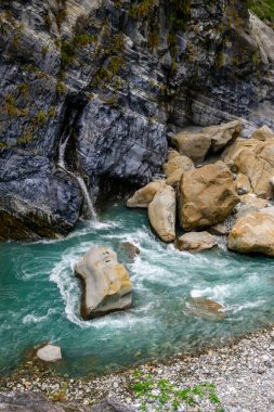 Taroko Ulusal Parkı, Tayvan 'daki Zümrüt nehirleri ve Swallow Grotto ve Yanzikou Patikası' nın yüksek uçurumları