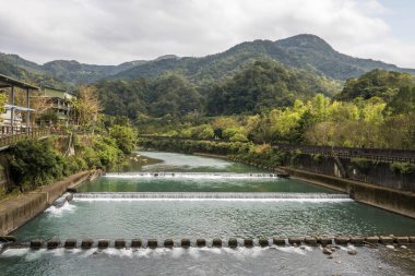  Beishi Nehri 'ndeki küçük şelaleler Pinglin, New Taipei, Tayvan.