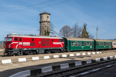 Kırsal Bansko İstasyonunda Tarihi Yolcu Treni ve Su Kulesi
