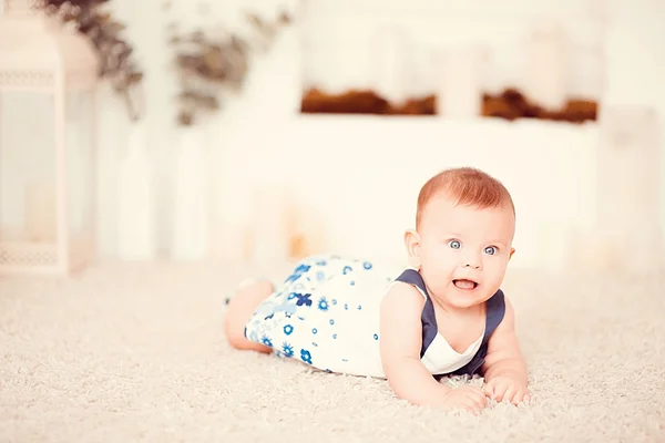 Beautiful Little Baby Girl Lies Light Carpet Room — Stock Photo, Image