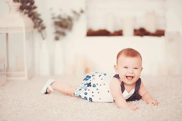 Hermosa Niña Encuentra Una Alfombra Ligera Habitación — Foto de Stock