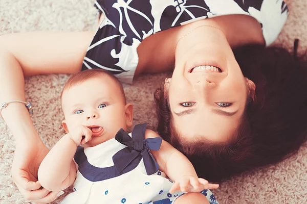 Bella Bambina Trova Tappeto Leggero Con Mamma Madre Felice Con — Foto Stock