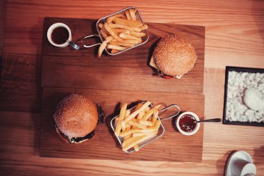 Fast food, büyük hamburger ve şaraplı patates kızartması. Sığ DOF