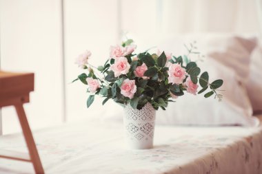 Oda rengarenk çiçeklerle süslenmiş.