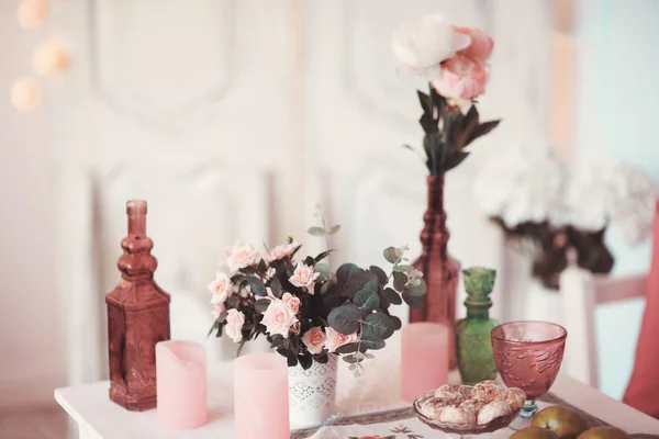 Prachtig Versierde Tafel Versierd Met Veelkleurige Bloemen — Stockfoto