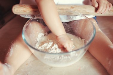 Küçük sincap önlüğün içinde hamur yoğuruyor ve şef şapkası unun içinde oturuyor..