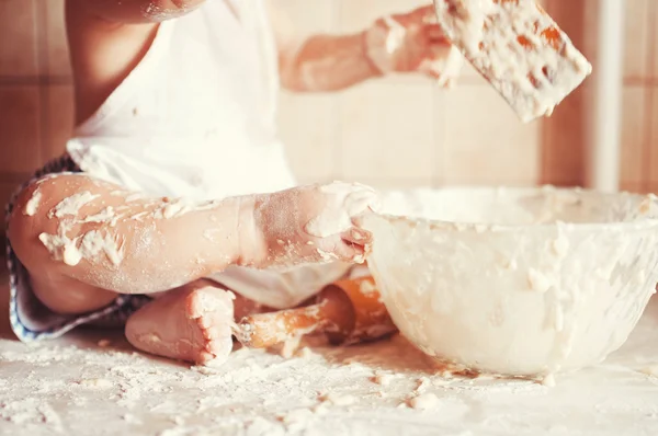 Bambino Cuoco Giocare Pasta Sul Tavolo Grembiule Cappello Chef Idea — Foto Stock
