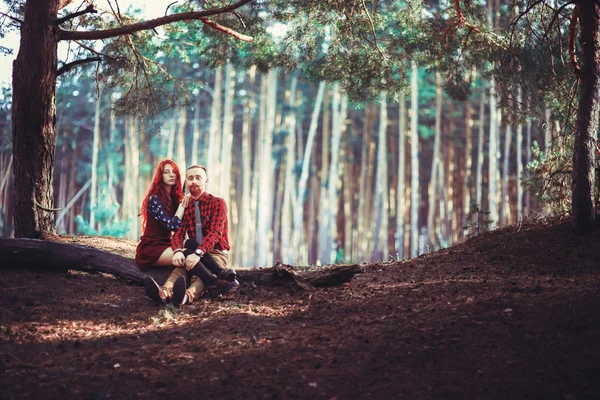 Cara Ruivo Com Uma Barba Encaracolado Menina Ruivo Fundo Paisagem — Fotografia de Stock