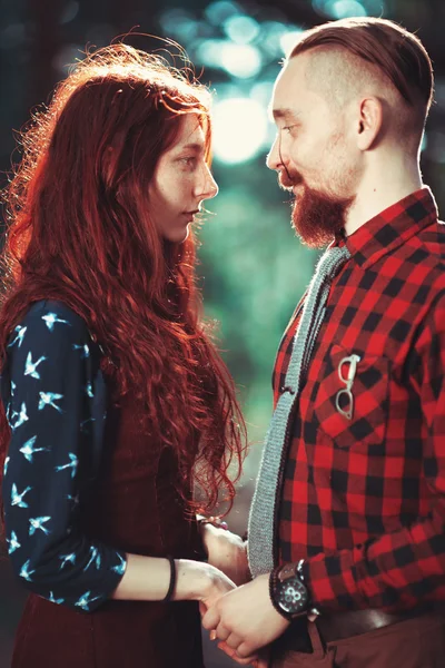 一个红头发的男人 留着胡子 卷曲的红头发的女孩 背景是美丽的自然景观 美丽的恋人在森林里散步 — 图库照片