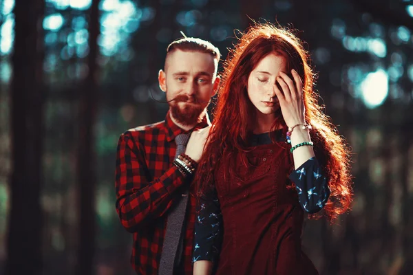 Kızıl Saçlı Adam Sakallı Kıvırcık Kızıl Saçlı Kız Doğanın Muhteşem — Stok fotoğraf
