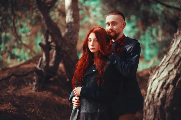 Cara Ruivo Com Uma Barba Encaracolado Menina Ruivo Fundo Paisagem — Fotografia de Stock