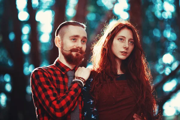 Roodharige Man Met Een Baard Gekruld Roodharig Meisje Achtergrond Van — Stockfoto