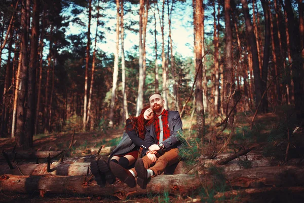 Roodharige Man Met Een Baard Gekruld Roodharig Meisje Achtergrond Van — Stockfoto