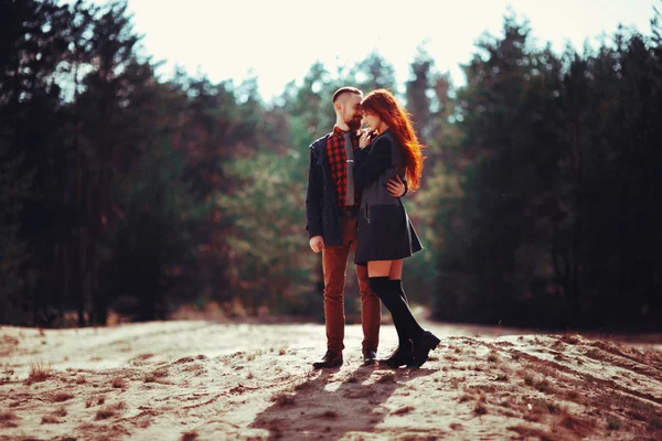 自然の素晴らしい景色を背景に 髭と巻き毛の少女を持つ赤い髪の男 森の中を歩く美しい恋人たち ストック写真