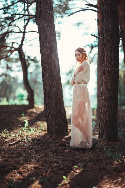 Vackra Konstnärliga Foto Ingefära Flicka Vit Klänning Promenader Skogen — Stockfoto