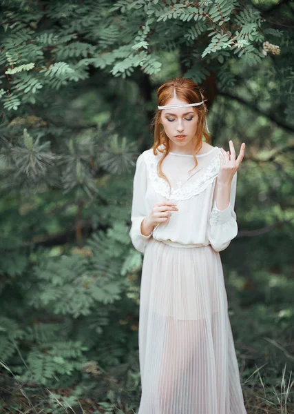 Bela Foto Artística Retrato Uma Menina Misteriosa Vestido Branco Floresta — Fotografia de Stock