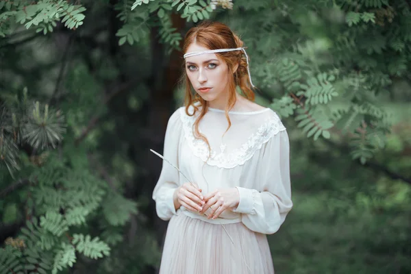 森林里一个身着白衣的神秘女孩的美丽的艺术照像 — 图库照片