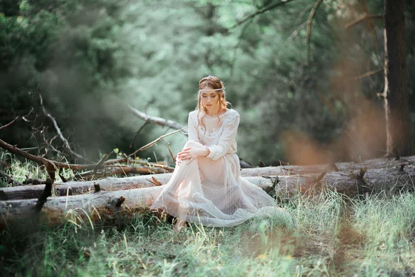 Красива Художня Фотографія Дівчини Імбиру Білій Сукні Сидить Дереві Лісі — стокове фото