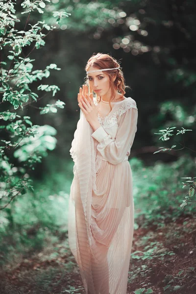 Bela Foto Artística Retrato Uma Menina Misteriosa Vestido Branco Floresta — Fotografia de Stock