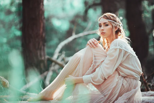 Menina Gengibre Foto Artística Bonita Vestido Branco Sentado Chão Floresta — Fotografia de Stock
