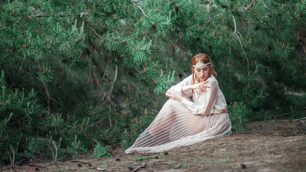 Menina Gengibre Foto Artística Bonita Vestido Branco Sentado Chão Floresta — Fotografia de Stock