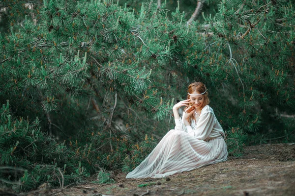 Menina Gengibre Foto Artística Bonita Vestido Branco Sentado Chão Floresta — Fotografia de Stock