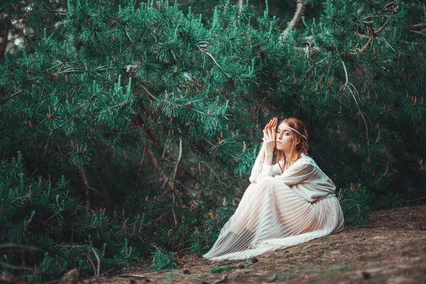 Vackra Konstnärliga Foto Ingefära Flicka Vit Klänning Sitter Marken Skogen — Stockfoto