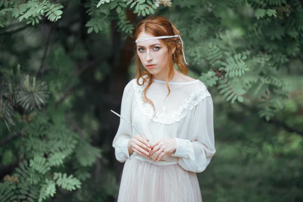 Schöne Künstlerische Foto Porträt Eines Geheimnisvollen Mädchens Weißem Kleid Wald lizenzfreie Stockfotos