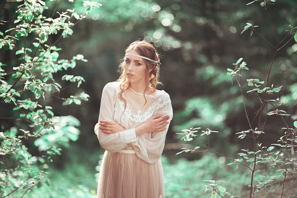Schöne Künstlerische Foto Porträt Eines Geheimnisvollen Mädchens Weißem Kleid Wald lizenzfreie Stockbilder