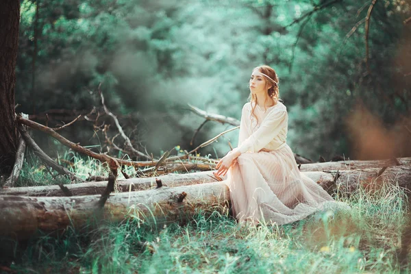 Красива Художня Фотографія Дівчини Імбиру Білій Сукні Сидить Дереві Лісі Стокове Зображення