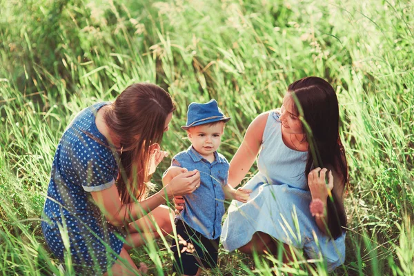 Frumoasă Familie Fericită Care Odihneşte Natură Două Femei Mama Mătușa — Fotografie, imagine de stoc