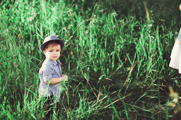 Niño Pequeño Camina Sobre Césped Verde Niño Juega Aire Libre —  Fotos de Stock