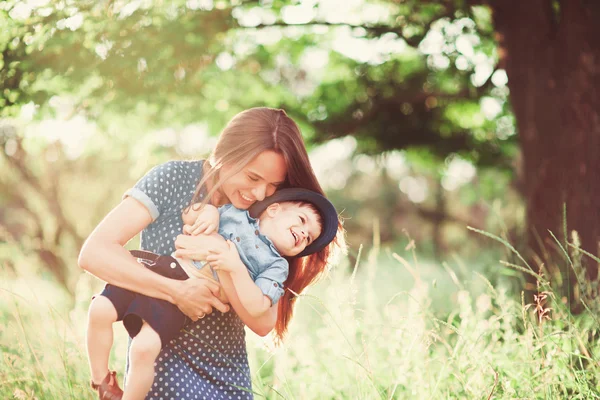 Madre Amorosa Sosteniendo Hijo Sus Brazos Juega Con Abraza Familia —  Fotos de Stock