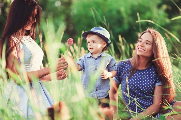 Schöne Glückliche Familie Die Der Natur Ruht Zwei Frauen Mutter — Stockfoto