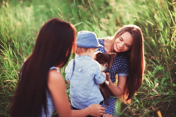 Bela Família Feliz Descansando Natureza Duas Mulheres Mãe Tia Brincam — Fotografia de Stock