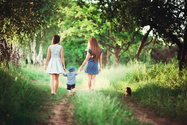 Güzel Mutlu Bir Aile Doğada Dinleniyor Kadın Anne Teyze Ormanda — Stok fotoğraf