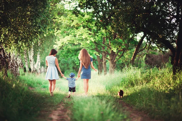 Hermosa Familia Feliz Descansando Naturaleza Dos Mujeres Madre Tía Son — Foto de Stock