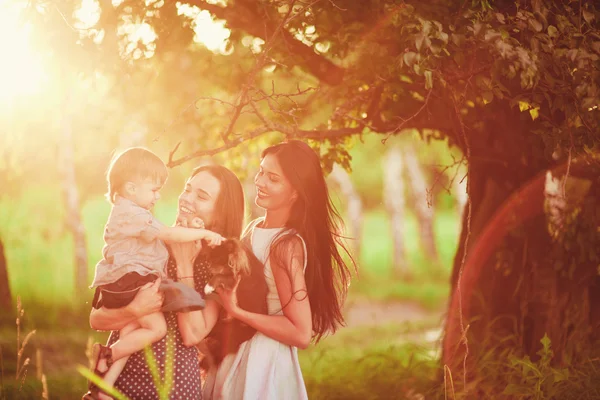 Hermosa Familia Feliz Descansando Naturaleza Dos Mujeres Mamá Tía Juegan —  Fotos de Stock