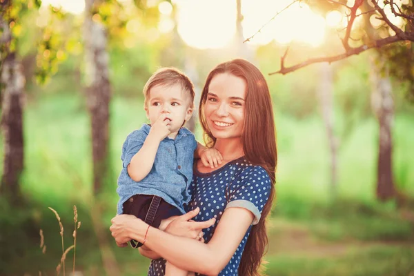 Madre Amorosa Sosteniendo Hijo Sus Brazos Juega Con Abraza Familia —  Fotos de Stock