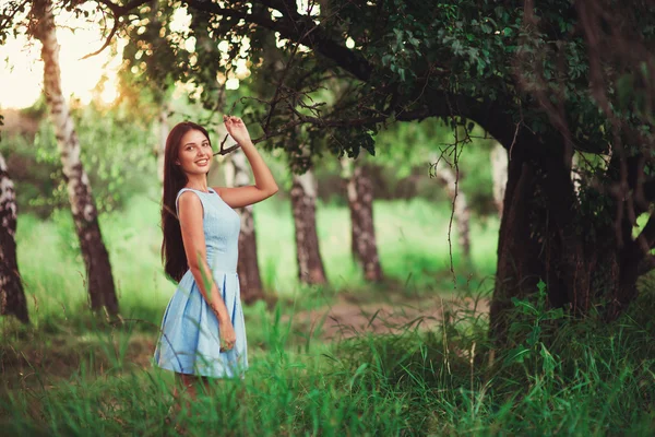 Retrato Una Chica Bonita Cerca Del Árbol Parque Concepto Juventud —  Fotos de Stock