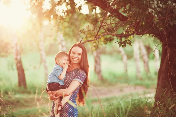 Madre Amorosa Sosteniendo Hijo Sus Brazos Juega Con Abraza Familia —  Fotos de Stock