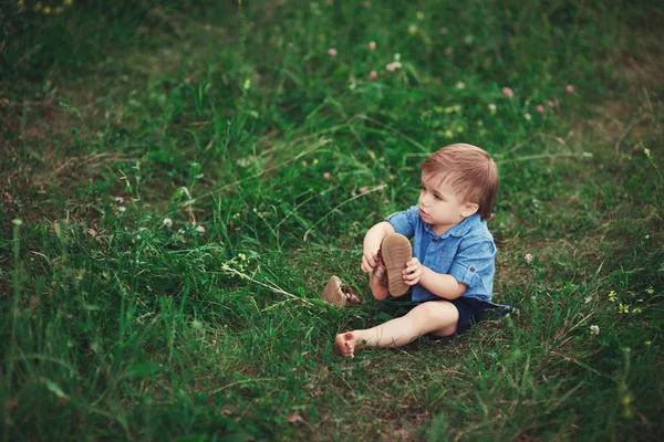 Niño Intenta Ponerse Zapatos Niño Juega Aire Libre Enfoque Suave —  Fotos de Stock