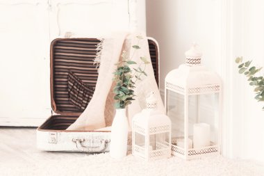 Güzel, beyaz bir bavul. Odada yerde yatıyor.